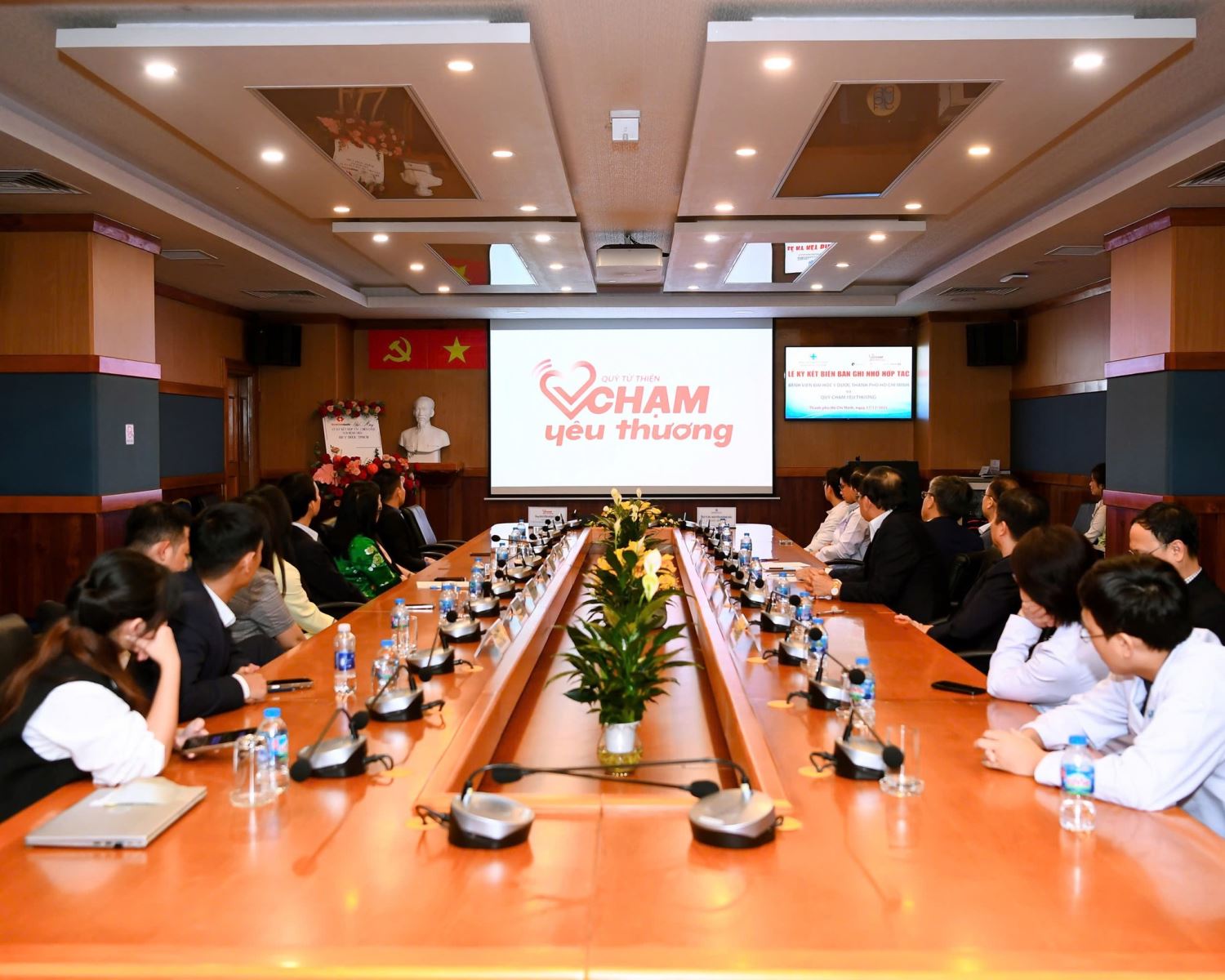 Bệnh viện Đại học Y Dược TP. Hồ Chí Minh ký kết hợp tác với quỹ chạm yêu thương1.jpg